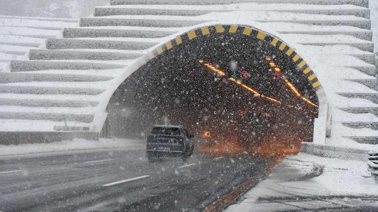 <p>Ankara ile İstanbul arasında ulaşımı sağlayan T&uuml;rkiye'nin &ouml;nemli ge&ccedil;iş g&uuml;zergahlarından Bolu Dağı T&uuml;neli kesiminde kar yağışı etkisini artırdı.</p>

<p>&nbsp;</p>
