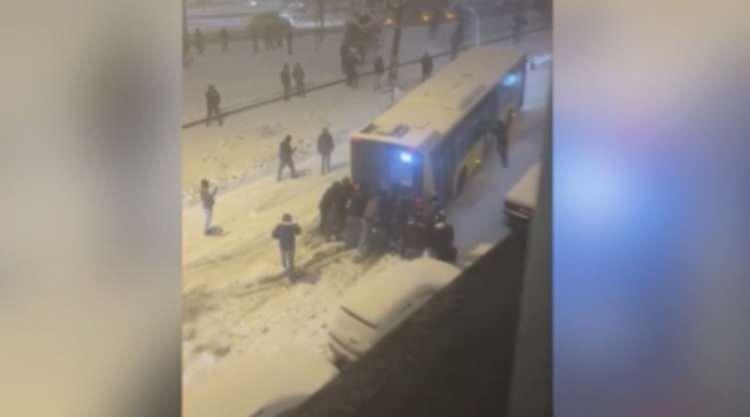 <p>Kar yağışı nedeniyle yokuşu &ccedil;ıkamayan İETT otob&uuml;s&uuml; &ccedil;evredekilerin yardımıyla yoluna devam etti, olay anı cep telefonu kamerasınca kaydedildi.</p>
