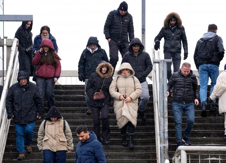 <p>Sağanak yağışların yeni haftanın ortasına kadar devam etmesi beklenirken kar yağışlarının ise hafta sonu yurdu terk etmesi bekleniyor.</p>

<p>&nbsp;</p>
