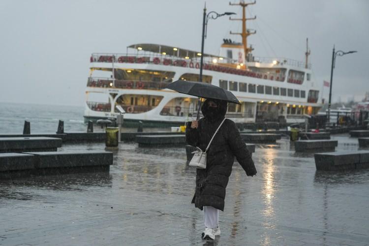 <p><span style="color:#B22222"><strong>MARMARA&rsquo;NIN BATISI,</strong></span></p>

<p>Kıyı Ege, Antalya, Hatay ve Osmaniye'de kuvvetli yağmur ve sağanak yağış bekleniyor.&nbsp;</p>
