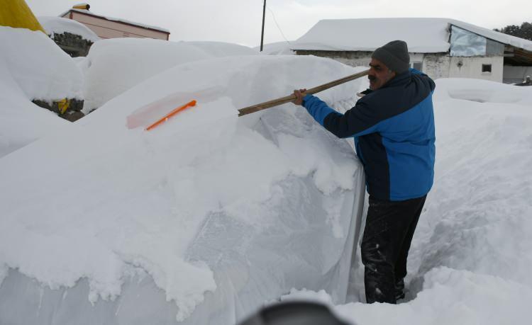 <p><span style="color:#B22222"><strong>KUVVETLİ KAR YAĞIŞI OLMASI BEKLENİYOR</strong></span></p>

<p>G&uuml;neydoğu Anadolu ile Sivas, Kayseri, Yozgat, Nevşehir, Elazığ, Tunceli, Bitlis, Bing&ouml;l, Malatya ve Kahramanmaraş &ccedil;evrelerinde kuvvetli kar yağışı olması beklendiğinden dolayı olumsuzluklara karşı dikkatli ve tedbirli olunması gerekmektedir.</p>
