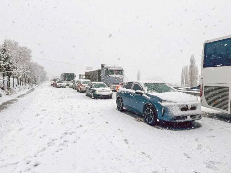 <p><span style="color:#B22222"><strong>ANKARA BEYAZA B&Uuml;R&Uuml;ND&Uuml;</strong></span></p>

<p>Başkentte g&uuml;n i&ccedil;erisinde belli aralıklarla yağan kar, akşam saatlerinde sokakları ve caddeleri beyaza b&uuml;r&uuml;nd&uuml;.</p>
