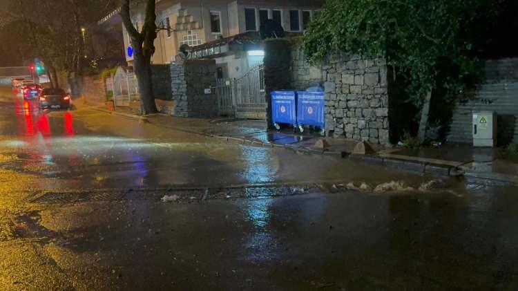 <p><span style="color:#B22222"><strong>EGE</strong></span><br />
Par&ccedil;alı ve &ccedil;ok bulutlu, b&ouml;lge genelinin aralıklı yağışlı ge&ccedil;eceği, yağışların kıyılarda yağmur ve sağanak yağışlı, i&ccedil; ve y&uuml;ksek kesimlerde karla karışık yağmur, yer yer kar şeklinde g&ouml;r&uuml;leceği tahmin ediliyor.</p>

<p>Yağışların, kıyı kesimlerde yerel kuvvetli olması bekleniyor. Sabah ve gece saatlerinde b&ouml;lgenin i&ccedil; kesimlerinde buzlanma ve don ile birlikte pus ve yer yer sis bekleniyor.</p>

<p><span style="color:#B22222"><strong>A.KARAHİSAR &deg;C, 7&deg;C</strong></span><br />
Par&ccedil;alı ve &ccedil;ok bulutlu, aralıklı yağmur ve karla karışık yağmurlu, y&uuml;ksek kesimleri kar yağışlı</p>

<p><span style="color:#B22222"><strong>DENİZLİ &deg;C, 14&deg;C</strong></span><br />
Par&ccedil;alı ve &ccedil;ok bulutlu, aralıklı yağmur ve karla karışık yağmurlu, y&uuml;ksek kesimleri kar yağışlı</p>

<p><span style="color:#B22222"><strong>İZMİR &deg;C, 15&deg;C</strong></span><br />
Par&ccedil;alı ve &ccedil;ok bulutlu, aralıklı yağmur ve sağanak yağışlı Yağışların, yerel kuvvetli olması bekleniyor.</p>

<p><span style="color:#B22222"><strong>MANİSA &deg;C, 12&deg;C</strong></span><br />
Par&ccedil;alı ve &ccedil;ok bulutlu, aralıklı yağmur ve sağanak yağışlı</p>
