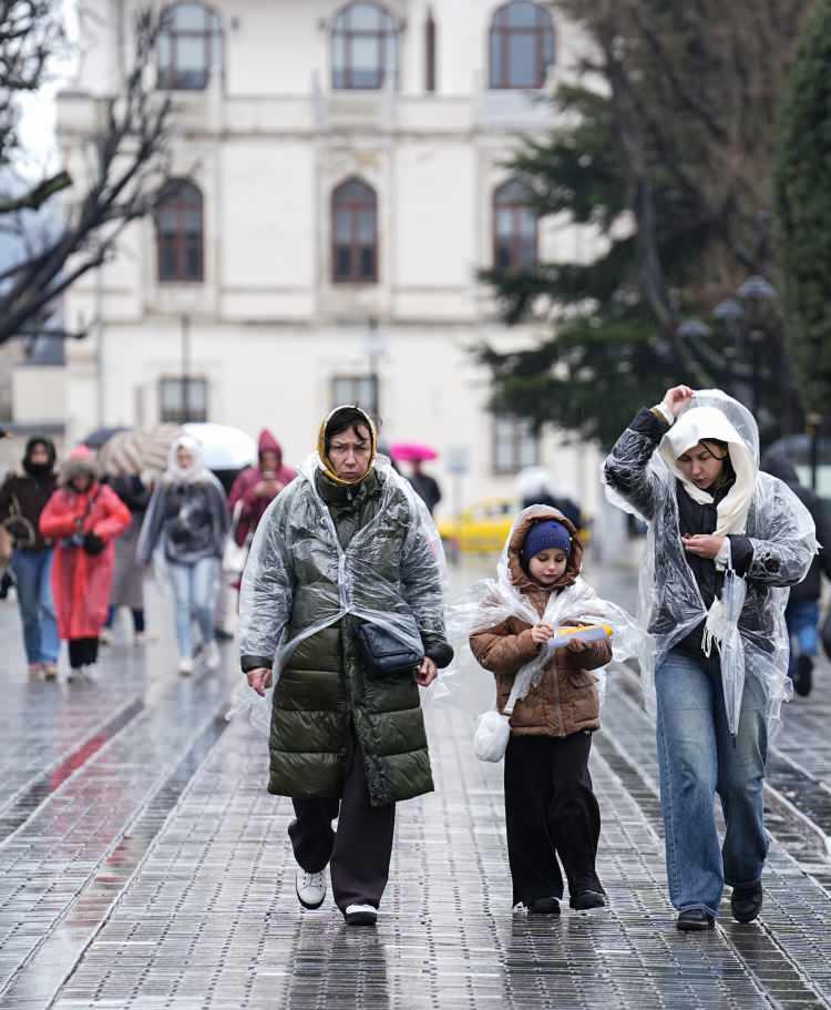 <p><span style="color:#B22222"><strong>AKDENİZ</strong></span></p>

<p><br />
Par&ccedil;alı ve &ccedil;ok bulutlu, b&ouml;lge genelinin aralıklı yağışlı ge&ccedil;eceği, yağışların kıyılarda yağmur ve sağanak yağışlı, i&ccedil; ve y&uuml;ksek kesimlerde karla karışık yağmur, yer yer kar şeklinde g&ouml;r&uuml;leceği tahmin ediliyor. Yağışların, Hatay ve Osmaniye'de kuvvetli yağış, Kahramanmaraş &ccedil;evrelerinde kuvvetli kar yağışı olması bekleniyor.</p>

<p>R&uuml;zgarın, Batı ve Orta Akdeniz'de g&uuml;neyli y&ouml;nlerden, Doğu Akdeniz&rsquo;de kuzeyli y&ouml;nlerden kuvvetli ve kısa s&uuml;reli fırtına şeklinde (50-70 km/saat) esmesi tahmin ediliyor.</p>

<p><span style="color:#B22222"><strong>ADANA &deg;C, 10&deg;C</strong></span><br />
Par&ccedil;alı ve &ccedil;ok bulutlu, aralıklı sağanak yağışlı</p>

<p><span style="color:#B22222"><strong>ANTALYA &deg;C, 13&deg;C</strong></span><br />
Par&ccedil;alı ve &ccedil;ok bulutlu, aralıklı sağanak yağışlı ge&ccedil;eceği tahmin ediliyor. Yağışların, &ccedil;ok kuvvetli ve şiddetli yağış olması bekleniyor.</p>

<p><span style="color:#B22222"><strong>HATAY &deg;C, 4&deg;C</strong></span><br />
Par&ccedil;alı ve &ccedil;ok bulutlu, aralıklı karla karışık yağmur ve kar yağışlı ge&ccedil;eceği tahmin ediliyor. Yağışların, yer yer kuvvetli olması bekleniyor.</p>

<p><span style="color:#B22222"><strong>ISPARTA &deg;C, 6&deg;C</strong></span><br />
Par&ccedil;alı ve &ccedil;ok bulutlu, aralıklı yağmur ve karla karışık yağmurlu, y&uuml;ksek kesimleri kar yağışlı</p>
