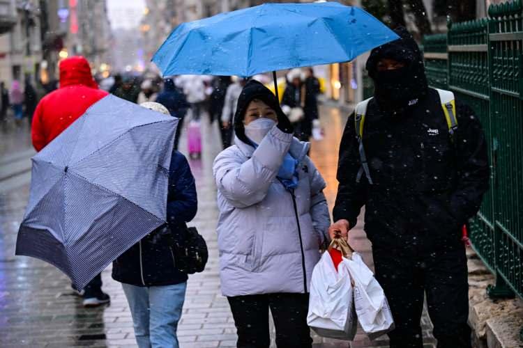 <p><span style="color:#B22222"><strong>İ&Ccedil; ANADOLU</strong></span></p>

<p><br />
Par&ccedil;alı ve &ccedil;ok bulutlu, b&ouml;lge genelinin aralıklı yağışlı ge&ccedil;eceği, yağışların batı kesimlerde yağmur ve karla karışık yağmur, b&ouml;lgenin doğusunda kar şeklinde g&ouml;r&uuml;leceği tahmin ediliyor.</p>

<p>Yağışların, Sivas, Kayseri, Yozgat ve Nevşehir &ccedil;evrelerinde yerel kuvvetli olması bekleniyor. Sabah ve gece saatlerinde buzlanma ve don ile birlikte pus ve yer yer sis bekleniyor.</p>

<p><span style="color:#B22222"><strong>ANKARA &deg;C, 7&deg;C</strong></span><br />
Par&ccedil;alı ve &ccedil;ok bulutlu, aralıklı yağmur ve karla karışık yağmurlu, y&uuml;ksek kesimleri kar yağışlı</p>

<p><span style="color:#B22222"><strong>&Ccedil;ANKIRI &deg;C, 3&deg;C</strong></span><br />
Par&ccedil;alı ve &ccedil;ok bulutlu, aralıklı yağmur ve karla karışık yağmurlu, y&uuml;ksek kesimleri kar yağışlı</p>

<p><span style="color:#B22222"><strong>ESKİŞEHİR &deg;C, 3&deg;C</strong></span><br />
Par&ccedil;alı ve &ccedil;ok bulutlu, aralıklı yağmur ve karla karışık yağmurlu, y&uuml;ksek kesimleri kar yağışlı</p>

<p><span style="color:#B22222"><strong>KAYSERİ &deg;C, 5&deg;C</strong></span><br />
Par&ccedil;alı ve &ccedil;ok bulutlu, aralıklı kar yağışlı ge&ccedil;eceği tahmin ediliyor. Yağışların, yerel kuvvetli olması bekleniyor.</p>
