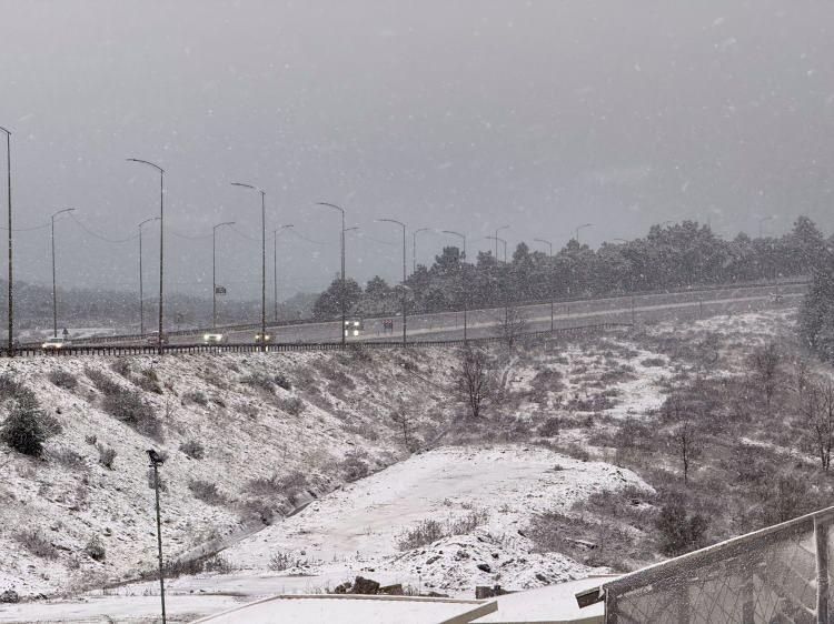 <p><span style="color:#B22222"><strong>BATI KARADENİZ</strong></span></p>

<p><br />
Par&ccedil;alı ve &ccedil;ok bulutlu, b&ouml;lgenin i&ccedil; kesimlerinin aralıklı yağmur ve karla karışık yağmurlu, y&uuml;kseklerinin kar yağışlı ge&ccedil;eceği tahmin ediliyor. Sabah ve gece saatlerinde b&ouml;lgenin i&ccedil; kesimlerinde buzlanma ve don ile birlikte pus ve yer yer sis bekleniyor.</p>

<p><span style="color:#B22222"><strong>BOLU &deg;C, 7&deg;C</strong></span><br />
Par&ccedil;alı ve &ccedil;ok bulutlu, aralıklı yağmur ve karla karışık yağmurlu, y&uuml;ksekleri kar yağışlı</p>

<p><span style="color:#B22222"><strong>D&Uuml;ZCE &deg;C, 13&deg;C</strong></span><br />
Par&ccedil;alı ve &ccedil;ok bulutlu, aralıklı yağmurlu</p>

<p><span style="color:#B22222"><strong>SİNOP &deg;C, 11&deg;C</strong></span><br />
Par&ccedil;alı ve &ccedil;ok bulutlu</p>

<p><span style="color:#B22222"><strong>ZONGULDAK &deg;C, 12&deg;C</strong></span><br />
Par&ccedil;alı ve &ccedil;ok bulutlu</p>
