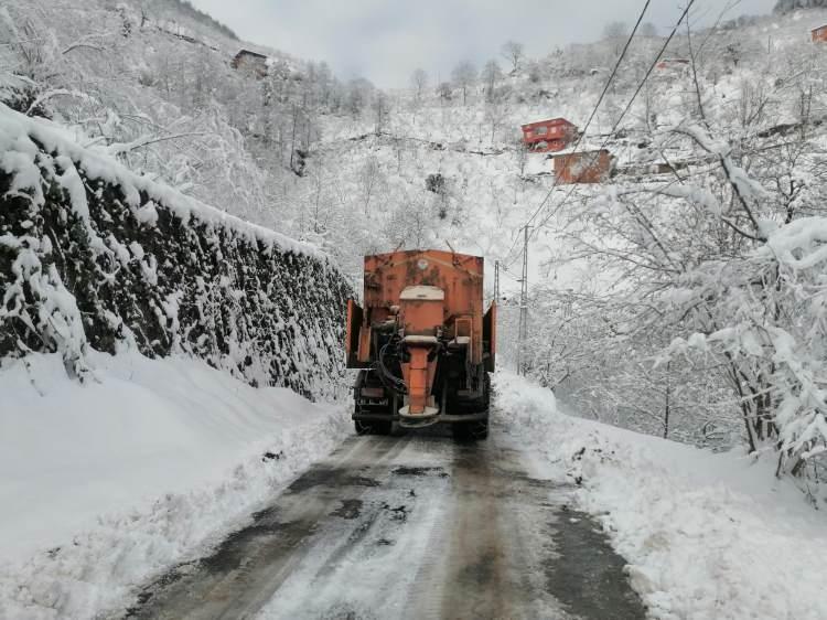 <p><span style="color:#B22222"><strong>ORTA ve DOĞU KARADENİZ</strong></span></p>

<p><br />
Par&ccedil;alı ve &ccedil;ok bulutlu, b&ouml;lge genelinin aralıklı yağmur ve karla karışık yağmurlu, y&uuml;kseklerinin kar yağışlı ge&ccedil;eceği tahmin ediliyor. R&uuml;zgarın; b&ouml;lgenin i&ccedil; kesimlerinde g&uuml;neyli y&ouml;nlerden kuvvetli ve kısa s&uuml;reli fırtına şeklinde (50-70 km/saat) esmesi bekleniyor. Sabah ve gece saatlerinde b&ouml;lgenin i&ccedil; kesimlerinde buzlanma ve don ile birlikte pus ve yer yer sis hadisesi tahmin ediliyor. Doğu Karadeniz'in y&uuml;ksek kar &ouml;rt&uuml;s&uuml;ne sahip eğimli kesimlerinde &ccedil;ığ tehlikesi bulunmaktadır.</p>

<p><span style="color:#B22222"><strong>AMASYA &deg;C, 6&deg;C</strong></span><br />
Par&ccedil;alı ve &ccedil;ok bulutlu, aralıklı yağmur ve karla karışık yağmurlu, y&uuml;ksek kesimleri kar yağışlı</p>

<p><span style="color:#B22222"><strong>RİZE &deg;C, 12&deg;C</strong></span><br />
Par&ccedil;alı ve &ccedil;ok bulutlu, aralıklı yağmur ve karla karışık yağmurlu, y&uuml;ksek kesimleri kar yağışlı</p>

<p><span style="color:#B22222"><strong>SAMSUN &deg;C, 15&deg;C</strong></span><br />
Par&ccedil;alı ve &ccedil;ok bulutlu, aralıklı yağmur ve karla karışık yağmurlu, y&uuml;ksek kesimleri kar yağışlı</p>

<p><span style="color:#B22222"><strong>TRABZON &deg;C, 12&deg;C</strong></span><br />
Par&ccedil;alı ve &ccedil;ok bulutlu, aralıklı yağmur ve karla karışık yağmurlu, y&uuml;ksek kesimleri kar yağışlı</p>
