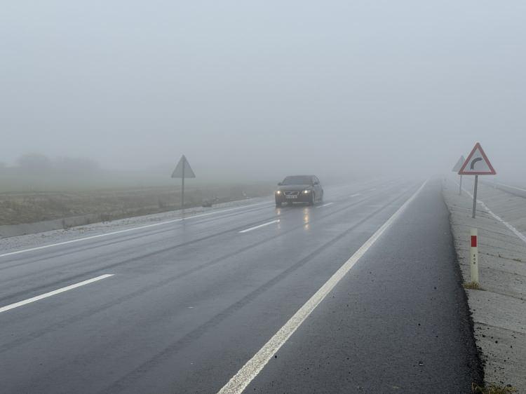 <p><span style="color:#B22222"><strong>DOĞU ANADOLU</strong></span></p>

<p><br />
Par&ccedil;alı ve &ccedil;ok bulutlu, b&ouml;lgenin genelinin aralıklı kar yağışlı ge&ccedil;eceği tahmin ediliyor. Yağışların, Elazığ, Tunceli, Bitlis, Bing&ouml;l ve Malatya &ccedil;evrelerinde yerel kuvvetli olması bekleniyor. Buzlanma ve don ile birlikte pus ve yer yer sis bekleniyor. B&ouml;lgenin y&uuml;ksek kar &ouml;rt&uuml;s&uuml;ne sahip eğimli kesimlerinde &ccedil;ığ tehlikesi bulunmaktadır.</p>

<p><span style="color:#B22222"><strong>ERZURUM &deg;C, -2&deg;C</strong></span><br />
Par&ccedil;alı ve &ccedil;ok bulutlu, aralıklı kar yağışlı</p>

<p><span style="color:#B22222"><strong>KARS &deg;C, -3&deg;C</strong></span><br />
Par&ccedil;alı ve &ccedil;ok bulutlu, aralıklı kar yağışlı</p>

<p><span style="color:#B22222"><strong>MALATYA &deg;C, 0&deg;C</strong></span><br />
Par&ccedil;alı ve &ccedil;ok bulutlu, aralıklı kar yağışlı ge&ccedil;eceği tahmin ediliyor. Yağışların, yerel kuvvetli olması bekleniyor.</p>

<p><span style="color:#B22222"><strong>VAN &deg;C, 2&deg;C</strong></span><br />
Par&ccedil;alı ve &ccedil;ok bulutlu, aralıklı kar yağışlı</p>
