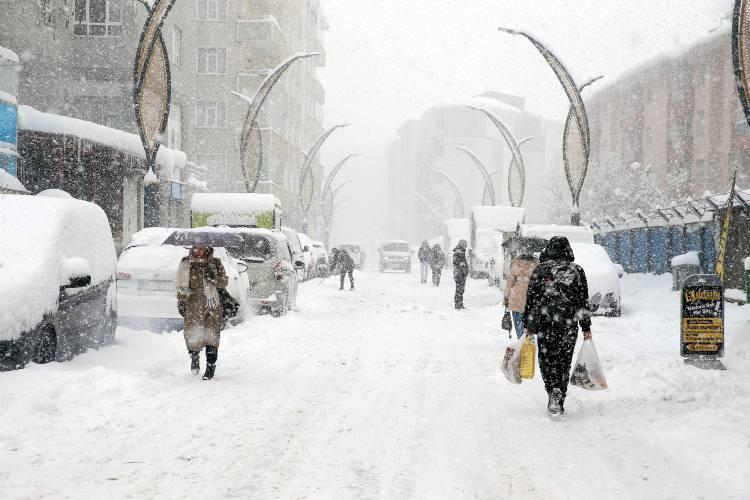 <p><span style="color:#B22222"><strong>ELAZIĞ</strong></span></p>

<p>&nbsp;</p>

<p>Elazığ Valiliğinden yapılan a&ccedil;ıklamada, kentte etkili olan yoğun kar yağışı, don olayı ve olumsuz hava koşulları nedeniyle trafik g&uuml;venliğinin sağlanması amacıyla ilave tedbirlerin alındığı belirtildi.</p>
