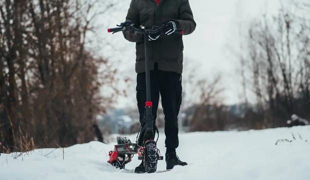 <p><span style="color:#B22222"><strong>KOCAELİ</strong></span></p>

<p>&nbsp;</p>

<p>Kocaeli Valiliğinden yapılan a&ccedil;ıklamaya g&ouml;re, kar yağışı ve olumsuz hava koşulları nedeniyle trafik g&uuml;venliğinin sağlanması, meydana gelebilecek kazaların &ouml;nlenmesi amacıyla tedbirler alındı.</p>

<p>Bu kapsamda ikinci bir talimata kadar motosiklet, skuter, elektrikli skuter ve motokuryelerin trafiğe &ccedil;ıkması tedbiren yasaklandı.</p>
