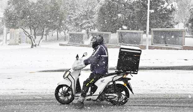 <p><span style="color:rgb(178, 34, 34)"><strong>MALATYA</strong></span></p>

<p>&nbsp;</p>

<p>Malatya'da devam eden kuvvetli kar yağışı nedeniyle valilik bug&uuml;n motosikletlerin trafiğe &ccedil;ıkmasını yasakladı.</p>

<p>A&ccedil;ıklamada, şu ifadelere yer verildi:</p>

<p>"İlimizde etkili olan yoğun kar yağışı, don olayı ve olumsuz hava koşulları nedeniyle, trafik g&uuml;venliğinin sağlanması amacıyla ilave tedbirler alınmıştır. Bu kapsamda, 19 Ocak 2026 Pazartesi, il genelinde motosiklet, motorlu bisiklet ve motorlu kurye faaliyetlerinin can ve mal g&uuml;venliğini tehlikeye d&uuml;ş&uuml;rebileceği değerlendirilmiş olup, bir g&uuml;n s&uuml;reyle trafiğe &ccedil;ıkışları yasaklanmıştır. Alınan bu karar, s&uuml;r&uuml;c&uuml;lerin ve vatandaşlarımızın g&uuml;venliğini korumaya y&ouml;nelik olup, hava koşullarının normale d&ouml;nmesine bağlı olarak yeniden değerlendirilecektir. Şehirler arası ve şehir i&ccedil;i ulaşımda aksaklık yaşanmaması i&ccedil;in yeteri sayıda personel ve ekip g&ouml;revlendirilmiştir."</p>
