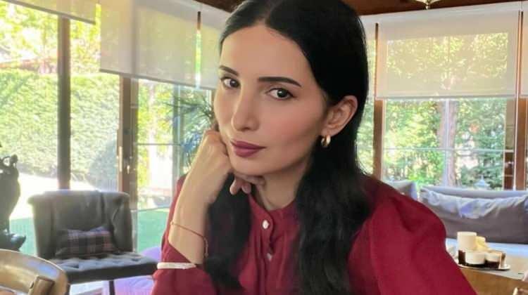 <p><strong>Ardından Kelebeğin Kaderi, &Ouml;l&uuml; Kuşların Sessizliği, Nig&acirc;hdar, Sen Değişirsen Her Şey Değişir, R&uuml;zgar Olmak İsteyen &Ccedil;ocuk ve G&ouml;lgesini Arayan &Ccedil;ocuk gibi kitaplarla edebiyat alanında ilerleyen Sayan, meslek hayatı kadar &ouml;zel yaşantısında da k&ouml;kl&uuml; değişimlere imza attı.</strong></p>
