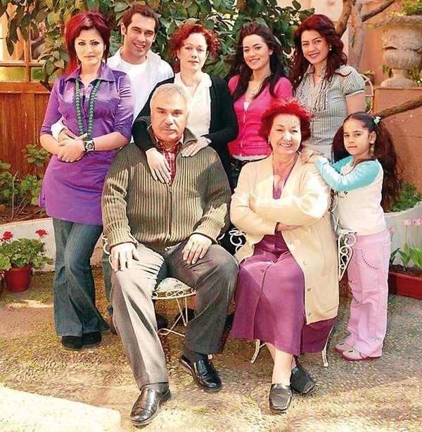 <p><strong>T&uuml;rk televizyonlarının en &ccedil;ok izlenen yapımları arasına adını yazdıran "Yaprak D&ouml;k&uuml;m&uuml;", s&uuml;r&uuml;kleyici konusu ve yıldız oyuncu kadrosuyla yıllar ge&ccedil;se de hafızalarda tazeliğini koruyor.</strong></p>
