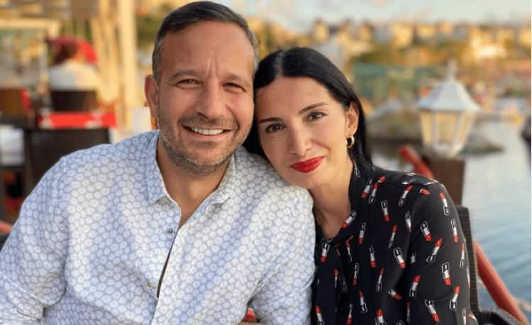 <p><strong>2015 yılında D&uuml;nya Bankası'nda &ccedil;alışan Murat Vardal ile Washington DC'de evlenen Sayan, Amerika'ya yerleşti.</strong></p>
