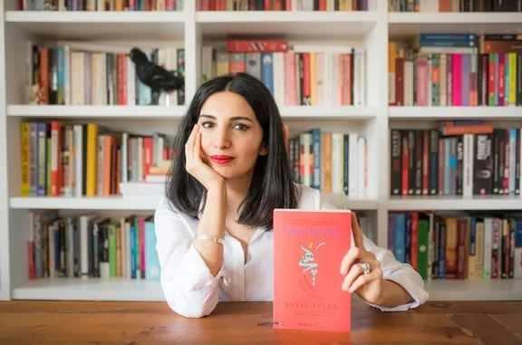 <p><strong>&Uuml;nl&uuml; isim, 2009 yılında ilk deneme kitabı Aşk &Uuml;zerine, 2010 yılında ise ilk romanı Bağlanma Korkusunu yayımladı.&nbsp;</strong></p>
