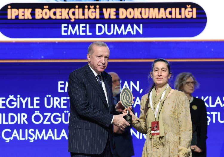 Yaptığı işle Cumhurbaşkanı Erdoğan'dan "Yaşayan İnsan Hazinesi" &ouml;d&uuml;l&uuml;n&uuml; aldı 