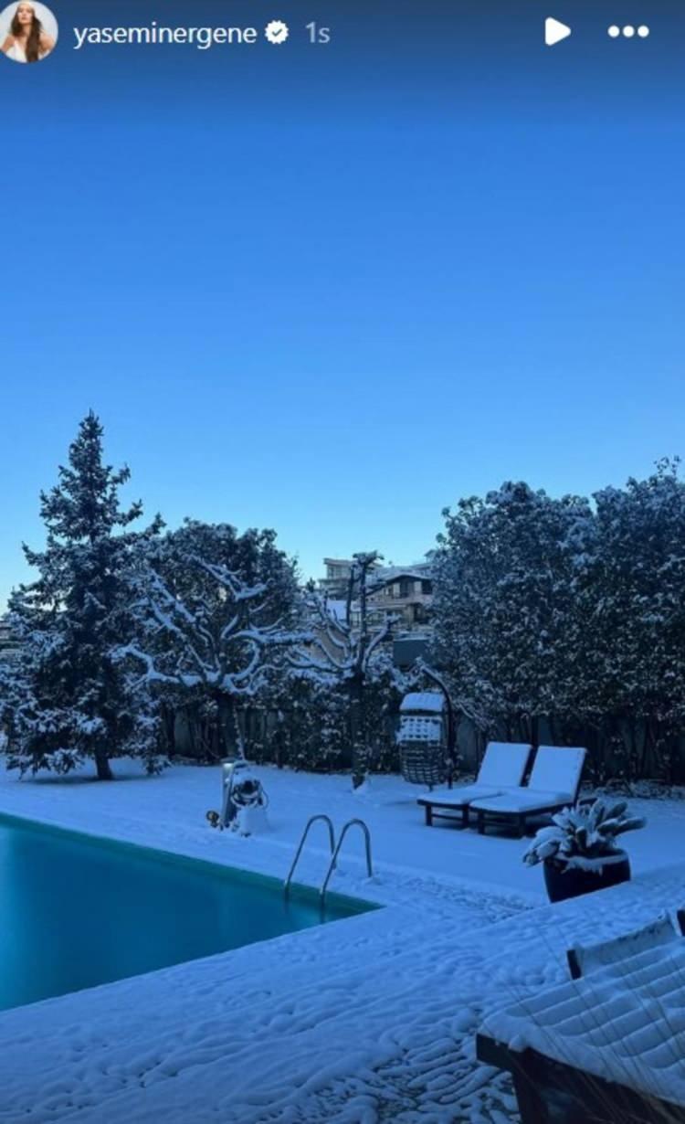 <p>Ge&ccedil;tiğimiz g&uuml;nlerde İstanbul&rsquo;da etkili olan kar yağışının ardından, Ergene&rsquo;nin havuzlu evinden paylaştığı manzara g&ouml;r&uuml;nt&uuml;leri g&uuml;ndem oldu.</p>
