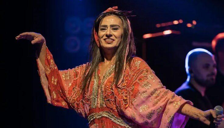 <p><span style="color:#FF0000"><strong>"BEN YAŞARKEN &Ccedil;OK YORULDUM"</strong></span></p>

<p><strong>Yıllardır hayatının film ya da kitap olması fikrine mesafeli duran sanat&ccedil;ı, y&ouml;neltilen, "Hayatınızı yazmayı d&uuml;ş&uuml;n&uuml;yor musunuz?" sorusuna şu yanıtı verdi:</strong></p>

<p><strong>"Ben yaşarken &ccedil;ok yoruldum. Bir de yaşadıklarımı yazacak mıyım? Yazmam. Zaten hayatımı &ccedil;ekecek bir y&ouml;netmen de yok!"</strong></p>
