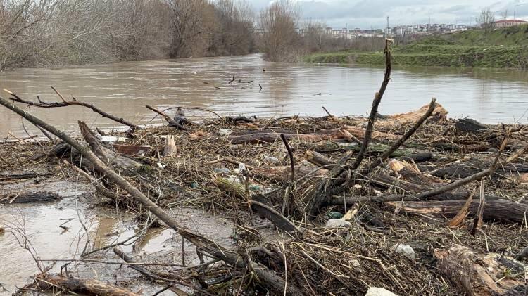 <p>Artan debi nedeniyle Tunca Nehri'nin bazı b&ouml;l&uuml;mleri taşarken, &ccedil;evredeki tarım arazileri sular altında kaldı.</p>
