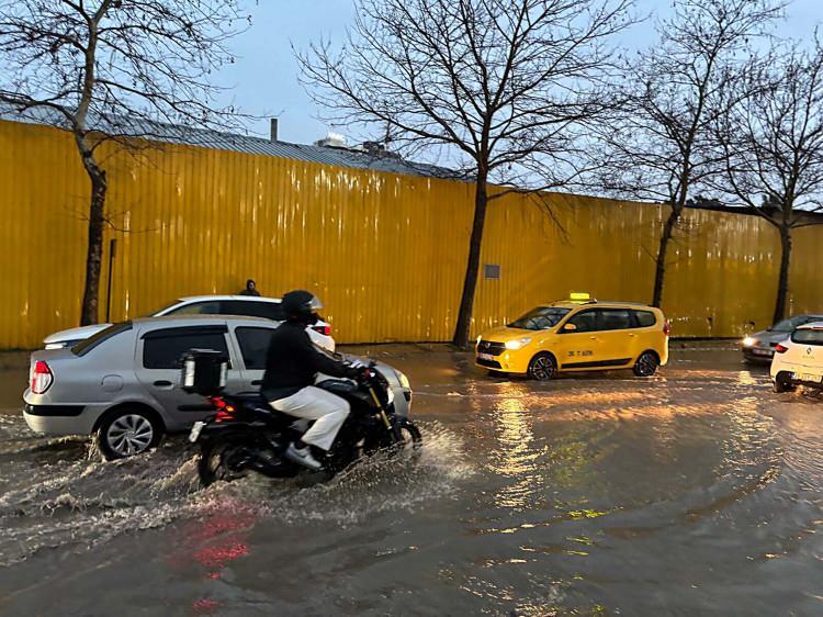 <p><span style="color:#B22222"><strong>TRAFİKTE AKSAMALAR VE SU BİRİKİNTİLERİ</strong></span></p>

<p>Sağanak nedeniyle başta Buca, Karabağlar, Konak ve Karşıyaka il&ccedil;eleri olmak &uuml;zere yollarda su birikintileri oluştu, r&ouml;garlar taştı ve trafikte aksamalar meydana geldi.</p>
