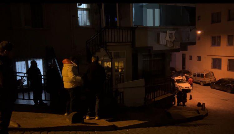 <p>Olay, d&uuml;n saat 18.15 sıralarında S&uuml;tl&uuml;ce Mahallesi'nde meydana geldi.&nbsp;</p>

<p>&nbsp;</p>

<p>Edinilen bilgiye g&ouml;re; Erzincan'da annesi Z&uuml;beyde M. (49) ile birlikte yaşayan Uğur Kaya, birka&ccedil; g&uuml;n &ouml;nce babası Tamer Kaya'nın yanına geldi.&nbsp;</p>
