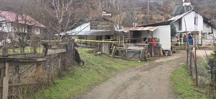 <p>İl&ccedil;eye bağlı Taşkesti beldesi kara yolu &uuml;zerindeki Kovucak k&ouml;y&uuml;nde heyelan meydana geldi.</p>
