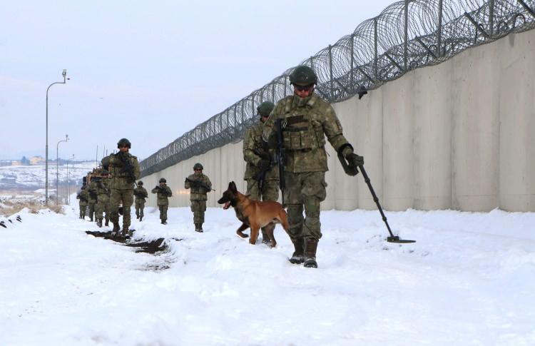 <p><span style="color:rgb(33, 37, 41)">Zorlu arazi ve sert iklim şartlarına rağmen s&uuml;rd&uuml;r&uuml;len &ccedil;alışmalarda, sınır hattı &ouml;ncelikle mayınlardan temizlendi.</span></p>
