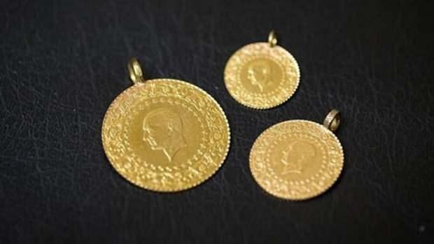 <p>RBC'ye g&ouml;re doların zayıflamasıyla birlikte altın 7 bin 100 dolar seviyesine doğru y&uuml;kseliyor. 2 fakt&ouml;r ise altının y&uuml;kselmesinde &ccedil;ok &ouml;nemli.</p>

<p>&nbsp;</p>
