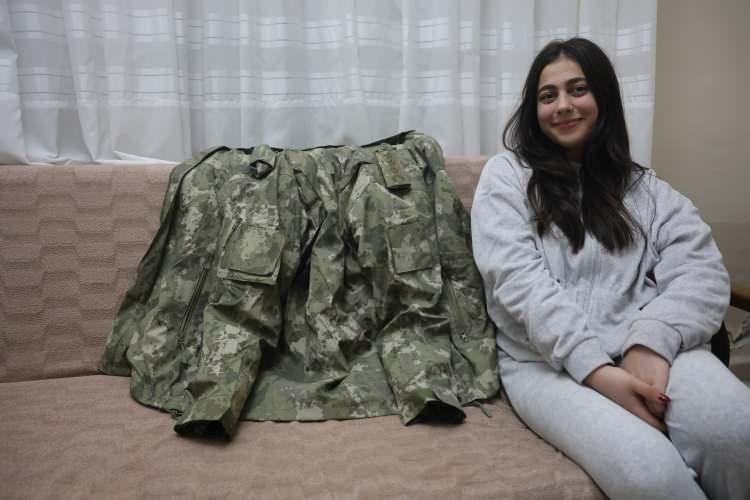 Annesi ve ağabeyini enkazdan &ccedil;ıkaran komutanın emanetine g&ouml;z&uuml; gibi bakıyor