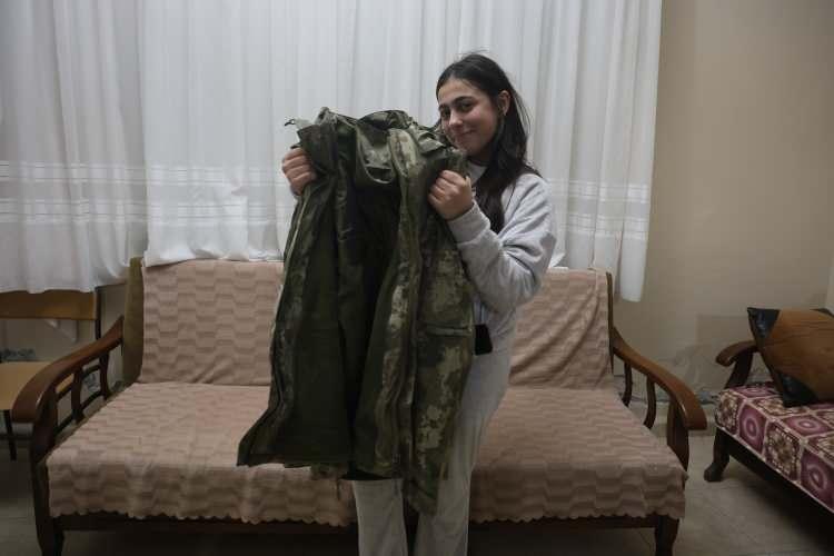 Annesi ve ağabeyini enkazdan &ccedil;ıkaran komutanın emanetine g&ouml;z&uuml; gibi bakıyor