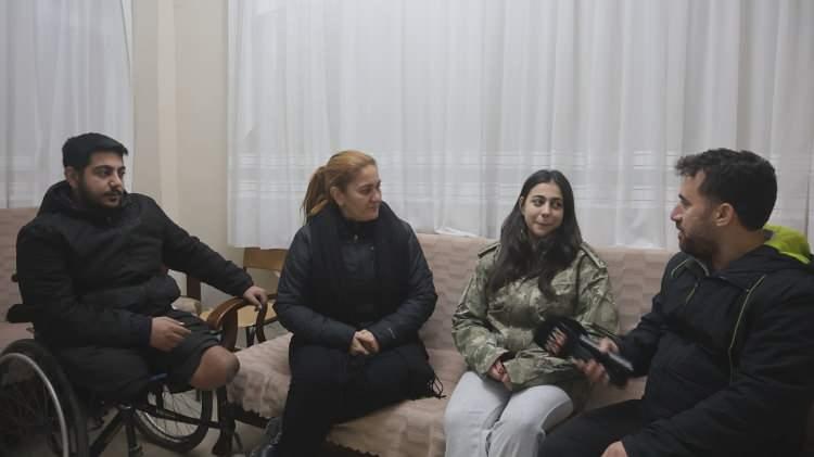 Annesi ve ağabeyini enkazdan &ccedil;ıkaran komutanın emanetine g&ouml;z&uuml; gibi bakıyor