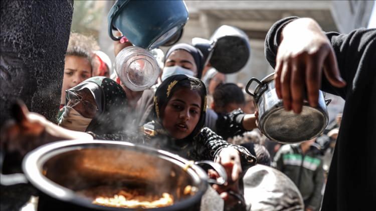 <p>Gazze ve Batı Şeria'ya ziyarette bulunan UNICEF İcra Direkt&ouml;r&uuml; Yardımcısı Chaiban ateşkese rağmen Gazze'de 100'den fazla &ccedil;ocuğun &ouml;ld&uuml;r&uuml;ld&uuml;ğ&uuml;n&uuml; 100 bin &ccedil;ocuğun ise beslenme yetersizliği ile m&uuml;cadele ettiğini a&ccedil;ıkladı.</p>
