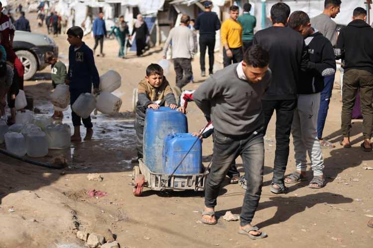 <p>1,3 milyon kişinin uygun barınaklara ihtiya&ccedil; duyduğunun altını &ccedil;izen Chaiban, insanların &ccedil;adırlarda ve bombalanmış binalarda yaşadığını, bu nedenle şiddetli yağmur, kuvvetli r&uuml;zgar ve dondurucu soğuklara maruz kaldığını ifade etti.</p>
