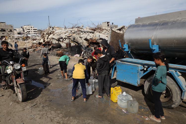 <p>Chaiban, kışın başlangıcından bu yana en az 10 &ccedil;ocuğun hipotermi nedeniyle &ouml;ld&uuml;ğ&uuml;n&uuml; belirtti.</p>

<p>Gazze'de 700 binden fazla okul &ccedil;ağındaki &ccedil;ocuğun Ekim 2023'ten bu yana &ouml;rg&uuml;n eğitimden mahrum kaldığına işaret eden Chaiban, bu y&uuml;zden b&uuml;y&uuml;k bir okula d&ouml;n&uuml;ş kampanyası başlatacaklarını bildirdi.</p>
