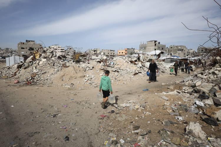 <p>Chaiban, Gazze'de ateşkesin devam etmesi ve ilerlemesi gerektiğini, ateşkes s&uuml;recinin ikinci aşamasının insani bir gereklilik olduğunu ifade etti.</p>

<p>İnsani yardım ve ticari malzeme nakliyesi i&ccedil;in daha fazla g&uuml;zergah a&ccedil;ılmasını İsrailli yetkililerden talep ettiklerini aktaran Chaiban, kış koşullarına uygun &ccedil;adırlar ve daha dayanıklı ge&ccedil;ici barınaklara ihtiya&ccedil; olduğuna dikkati &ccedil;ekti.</p>
