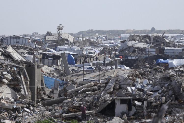 <p>Yerel kaynaklardan alınan bilgiye g&ouml;re, İsrail top&ccedil;u birlikleri, Gazze Şeridi&rsquo;nin g&uuml;neyindeki Han Yunus kentinin doğusundaki &ccedil;eşitli b&ouml;lgeleri bombaladı.</p>

<p>İsrail savaş u&ccedil;akları, Gazze Şeridi'nin g&uuml;neyindeki Refah kentine hava saldırıları d&uuml;zenledi. Bu saldırılar, kentin batısındaki saldırılarla eş zamanlı ger&ccedil;ekleşti.</p>
