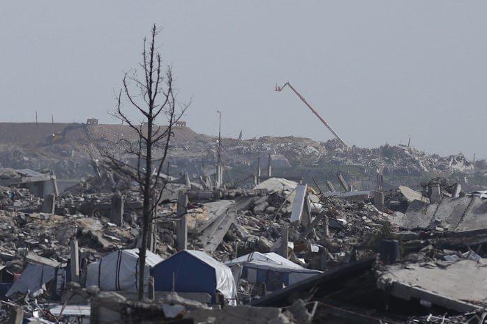 <p>İsrail top&ccedil;u birlikleri, Gazze kentinin doğusundaki Tuffah Mahallesi&rsquo;nin doğu kesimlerindeki &ccedil;eşitli noktaları bombaladı, askeri ara&ccedil;lar ve helikopterlerden de rastgele ateş a&ccedil;ıldı.</p>

<p>Ayrıca İsrail'e ait helikopterlerden Gazze Şeridi&rsquo;nin orta kesimindeki Bureyc M&uuml;lteci Kampı&rsquo;nın doğu b&ouml;lgelerine doğru rastgele ateş a&ccedil;ıldığı ifade edildi.</p>
