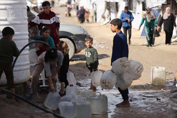 <p>İSRAİL, GAZZE&rsquo;DEKİ HASTALARIN BATI ŞERİA VE DOĞU KUD&Uuml;S&rsquo;TE TEDAVİ EDİLMESİNE İZİN VERMİYOR</p>

<p><br />
İsrail h&uuml;k&uuml;meti, kuşatma altında tuttuğu Gazze Şeridi&rsquo;ndeki ağır hastaların tedavi i&ccedil;in işgal altındaki Batı Şeria ile Doğu Kud&uuml;s&rsquo;teki hastanelere sevk edilmesine "g&uuml;venlik gerek&ccedil;esiyle" izin vermeyeceğini Y&uuml;ksek Mahkeme&rsquo;ye bildirdi.</p>

<p>&nbsp;</p>
