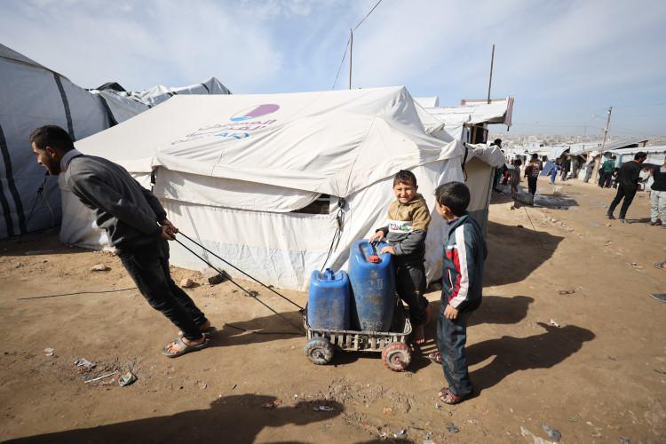 <p>İsrail'in Haaretz gazetesinde yer alan habere g&ouml;re, insan hakları &ouml;rg&uuml;tlerinin Y&uuml;ksek Mahkeme&rsquo;ye yaptığı başvurulara yanıt veren h&uuml;k&uuml;met, Gazze&rsquo;den hasta sevkine izin verilmesinin "g&uuml;venlik riski" oluşturacağını savundu.</p>
