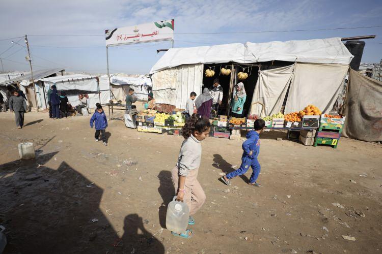 <p>Haberde, h&uuml;k&uuml;metin Gazze Şeridi&rsquo;ndeki ağır hastaların Batı Şeria ve Doğu Kud&uuml;s&rsquo;te tedavi g&ouml;rmeleri i&ccedil;in tahliye edilmelerine izin vermeyi reddetme tutumunda ısrar ettiği aktarıldı.</p>
