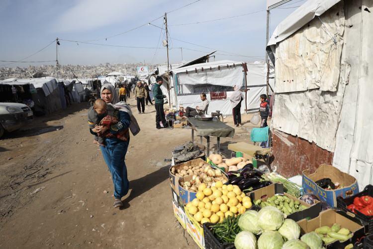 <p>H&uuml;k&uuml;metin Y&uuml;ksek Mahkeme'ye sunduğu yanıtta, "Gazze sakinlerinin Batı Şeria&rsquo;ya veya İsrail&rsquo;e ge&ccedil;işinin g&uuml;venlik riski taşıdığı, bilgi aktarımı ve ter&ouml;r altyapısının taşınmasına yol a&ccedil;abileceği" iddia edildi.</p>

<p>İsrail h&uuml;k&uuml;meti, Gazze Şeridi'nin kuşatma altında tutmasına rağmen hastaların "&uuml;&ccedil;&uuml;nc&uuml; &uuml;lkelere g&ouml;nderilmesi" &ouml;nerisinde bulundu.</p>
