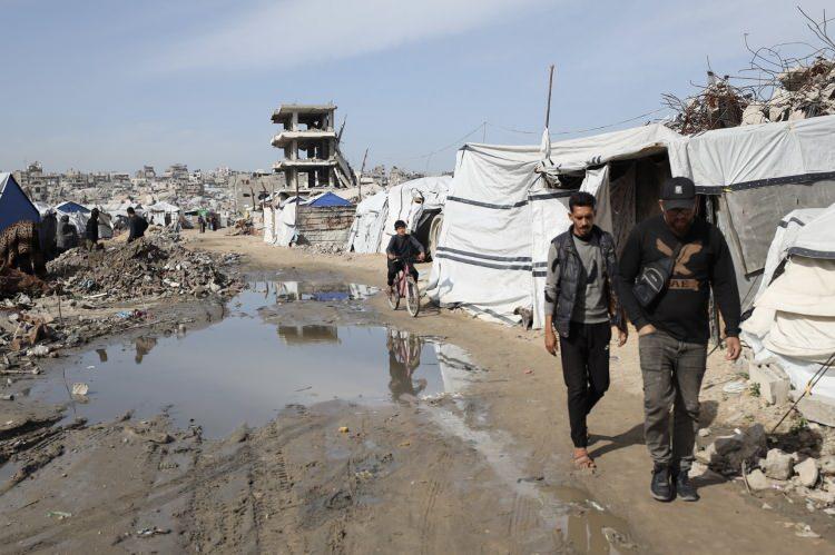 <p>H&uuml;k&uuml;met, binlerce Gazze sakininin Birleşik Arap Emirlikleri, Romanya, &Uuml;rd&uuml;n, T&uuml;rkiye, Fransa, İtalya, Bel&ccedil;ika, Mısır, L&uuml;ksemburg, Malta ve Norve&ccedil;&rsquo;te tedavi i&ccedil;in kabul edildiğini ileri s&uuml;rd&uuml;.</p>
