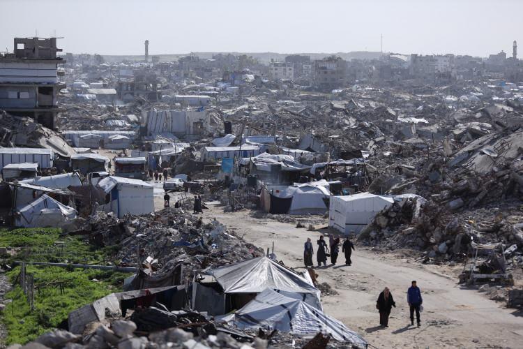 <p>Avukat Lustigman, kararın "binlerce masum hasta i&ccedil;in fiili bir &ouml;l&uuml;m cezası" anlamına geldiğini vurguladı.</p>

<p>Kasım ayında beş insan hakları &ouml;rg&uuml;t&uuml;, Ekim 2023&rsquo;te durdurulan Gazze&rsquo;den Batı Şeria ve Doğu Kud&uuml;s&rsquo;teki hastanelere hasta sevklerinin yeniden başlatılması talebiyle Y&uuml;ksek Mahkeme&rsquo;ye başvurmuştu.</p>
