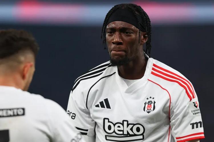 <p>Beşiktaş, Aston Villa'nın talip olduğu Tammy Abraham i&ccedil;in 13 milyon euroluk satın alma opsiyonunu kullandı.<br />
<br />
İngiliz ekibinin, yıldız forvet karşılığında 21 milyon euro bonservisin yanı sıra Yasin &Ouml;zcan'ı da siyah beyazlılara g&ouml;ndermesi bekleniyor.<br />
<br />
Yasin'in transferine onay &ccedil;ıkmaması durumunda ise Beşiktaş'ın bonservis bedelinin artırılmasını isteyeceği belirtildi.<br />
<br />
​(FANATİK)</p>
