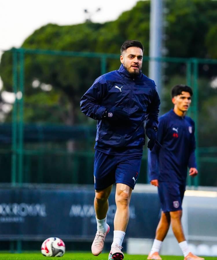 <p>Yusuf Sarı, Trabzonspor'a &ouml;nerildi. Bordo-mavililerin Yusuf Sarı i&ccedil;in sağlık raporu istedikleri, gelecek bilgiler ışığında bu transfere y&ouml;n verecekleri kaydedildi. (FOTOMA&Ccedil;)</p>
