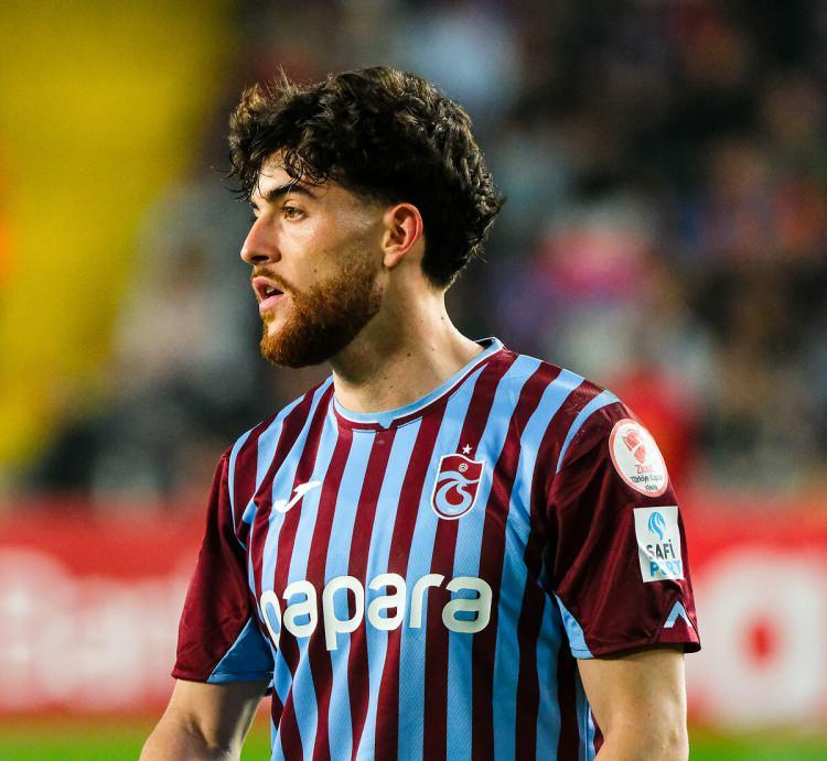 <p>Sağ bek i&ccedil;in girişimlerini s&uuml;rd&uuml;ren Galatasaray, Trabzonspor'un eski yıldızı Pedro Malheiro'yla ciddi şekilde ilgileniyor. Sezon başında Al-Wasl'a giden Malheiro, T&uuml;rkiye'ye d&ouml;nmeye sıcak bakıyor. (FOTOMA&Ccedil;)</p>
