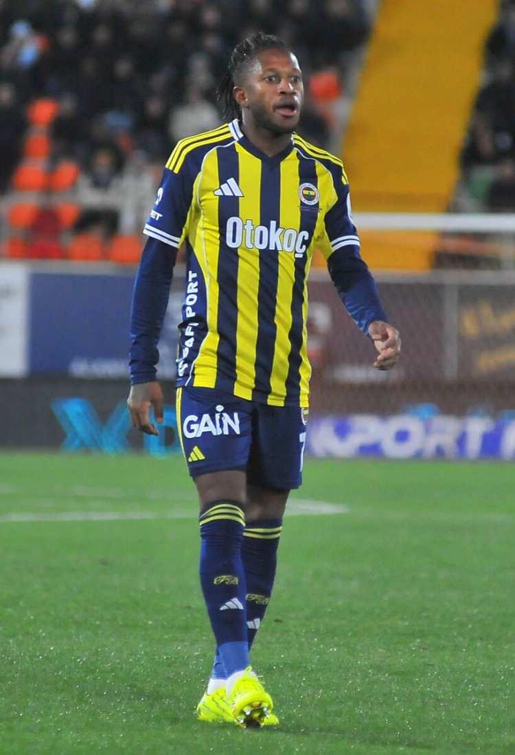 <p>Performansıyla eleştiri oklarının hedefi olan Fred'e &uuml;lkesinden 3 talip var. Olympiakos da Fred'i istiyor ancak Brezilyalı yıldızın son talibi Jose Mourinho'nun &ccedil;alıştırdığı Benfica oldu. (FOTOMA&Ccedil;)</p>
