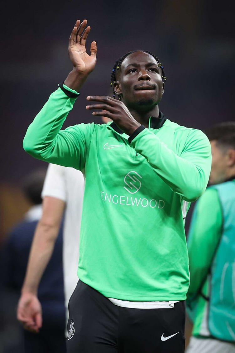 <p>Beşiktaş'ın efsanesi Atiba Hutchinson, siyah-beyazlılara Promise David'i &ouml;nerdi. Teknik heyetin de oyuncuyu beğendiği bildirildi. Beşiktaş, 24 yaşındaki forveti satın alma opsiyonuyla kiralama teklifi yapacak. S&uuml;re&ccedil;te Atiba Hutchinson'un aktif rol oynaması bekleniyor. (FANATİK)</p>
