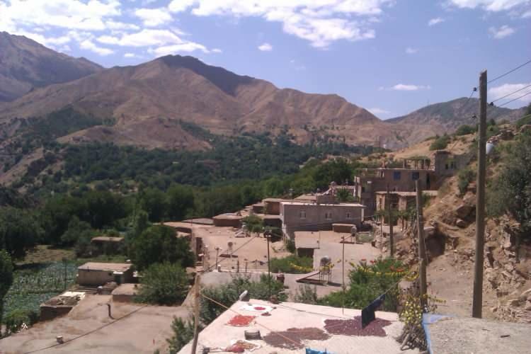 <p><span style="color:#B22222"><strong>OYA K&Ouml;Y&Uuml;: </strong></span>(SİİRT)</p>

<p>&nbsp;</p>
