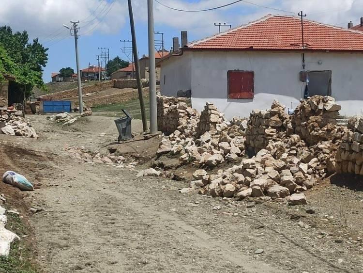 <p><span style="color:#B22222"><strong>EFE K&Ouml;Y&Uuml;:</strong></span> (AFYONKARAHİSAR)</p>

<p>&nbsp;</p>
